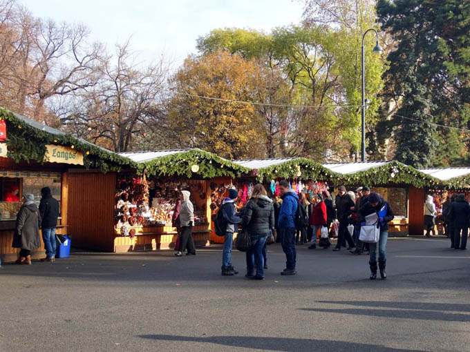 Рождественская ярмарка на Ратушной площади в Вене
